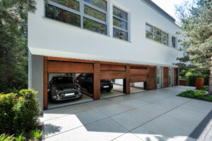 Ansicht der halb geöffneten Garagentore