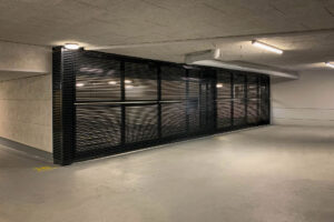 Außenansicht der geschlossenen Hebefalt-Garagentore in der Tiefgarage