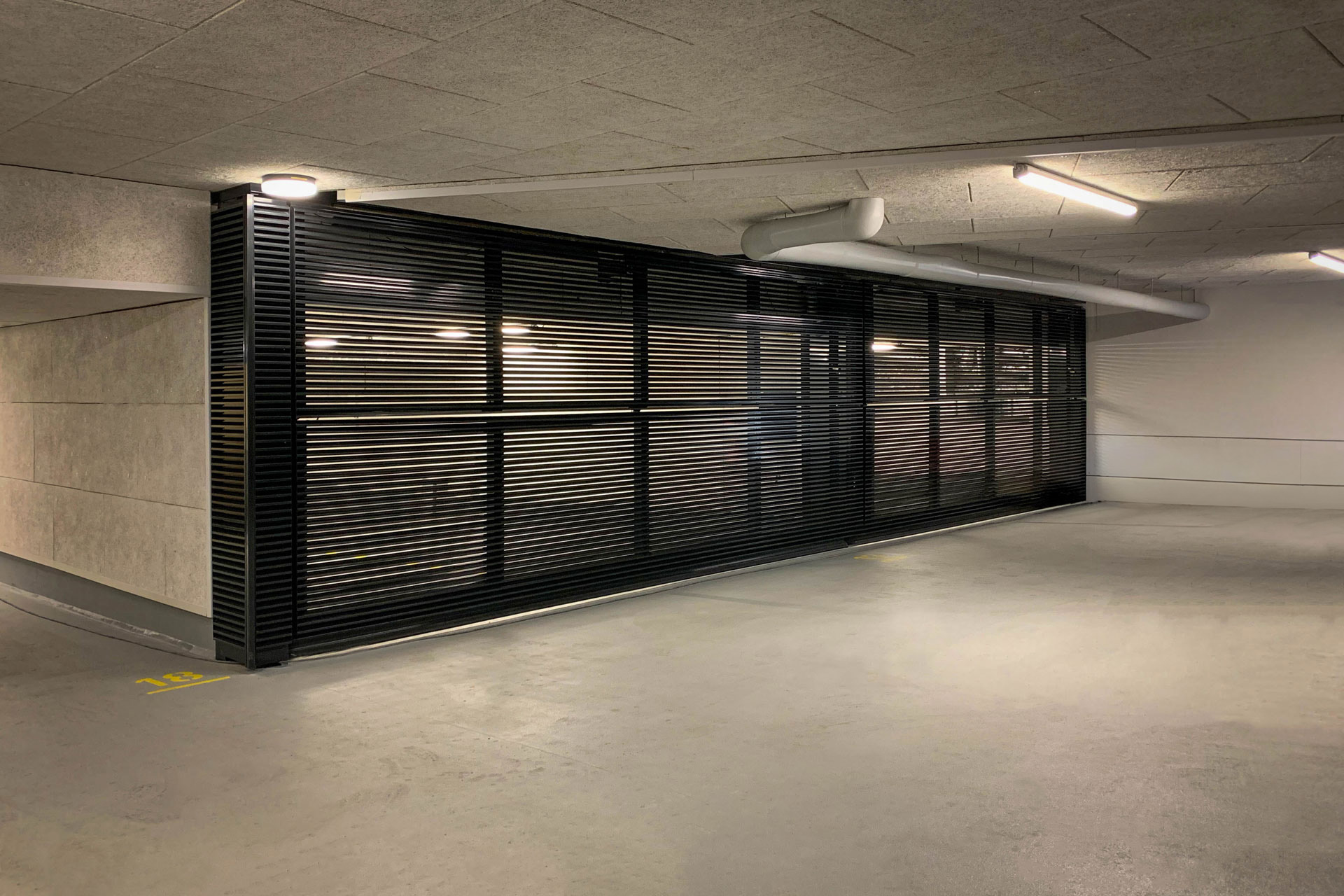 Außenansicht der geschlossenen Hebefalt-Garagentore in der Tiefgarage